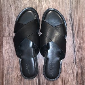 Size 9 Universal Thread black sandals